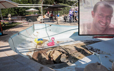 Un gouffre qui s'est ouvert dans la piscine d'une maison à Karmei Yosef. En médaillon : Klil Kimhi, qui a été tué dans l'incident le 21 juillet 2022. (Crédit : Yossi Aloni/Flash90 ; Autorisation)