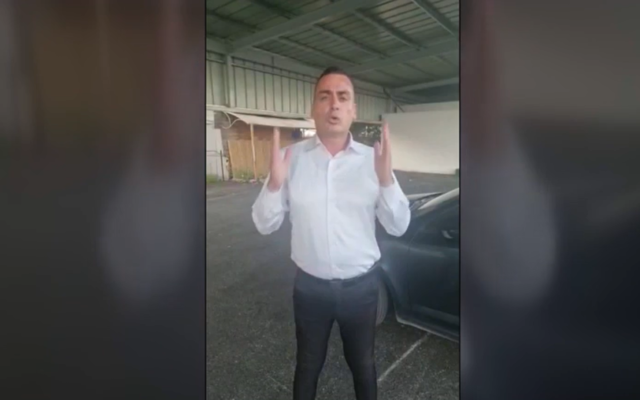 Yoni Jorno, candidat auto-déclaré aux prochaines primaires du Likud, le 24 juillet 2022. (Crédit : Capture d'écran/Douzième chaîne) Yoni Jorno, candidat auto-déclaré aux prochaines primaires du Likud, le 24 juillet 2022. (Crédit : Capture d'écran/Douzième chaîne)