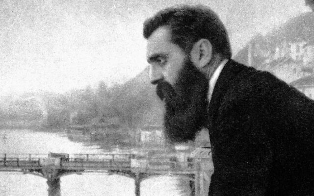 Theodor Herzl sur le balcon de l'hôtel Les Trois Rois à Bâle, en Suisse, 1897. (Crédit: CC-PD-Mark/Wikigamad/Wikimedia Commons)