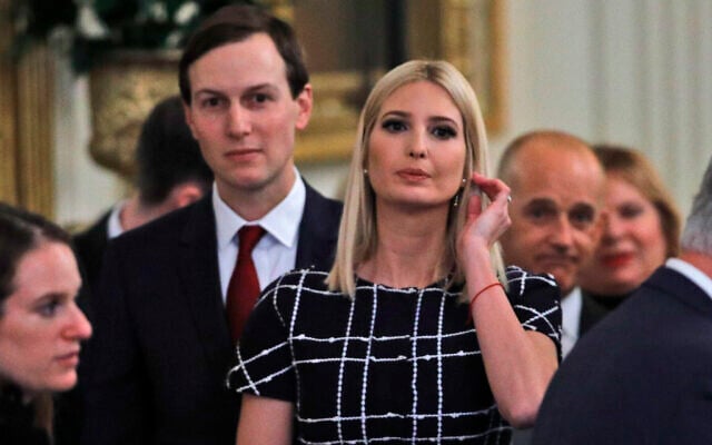 Ivanka Trump et Jared Kushner, à gauche, lors d'une cérémonie de signature avec le président de l'époque, Donald Trump, et le vice-Premier ministre chinois, Liu He, pour signer la "phase 1" d'un accord commercial entre les États-Unis et la Chine, dans la salle Est de la Maison Blanche, à Washington, le 15 janvier 2020. (Crédit : Steve Helber/AP) Ivanka Trump et Jared Kushner, à gauche, lors d'une cérémonie de signature avec le président de l'époque, Donald Trump, et le vice-Premier ministre chinois, Liu He, pour signer la "phase 1" d'un accord commercial entre les États-Unis et la Chine, dans la salle Est de la Maison Blanche, à Washington, le 15 janvier 2020. (Crédit : Steve Helber/AP)