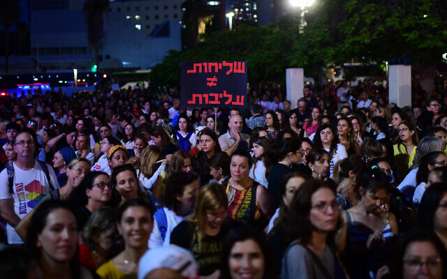 Des enseignants israéliens manifestant pour de meilleurs salaires et conditions de travail. La pancarte se traduit approximativement par "Notre sens de la mission ne devrait pas signifier des conditions minables", à Tel Aviv, le 30 mai 2022. (Crédit : Tomer Neuberg/Flash90)