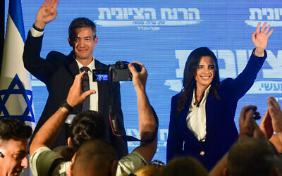 Ayelet Shaked tenant une conférence de presse avec Yoaz Hendel pour annoncer le lancement de leur parti Esprit sioniste, à Kfar Maccabiah, à Ramat Gan, le 27 juillet 2022. (Crédit : Avshalom Sassoni/Flash90)