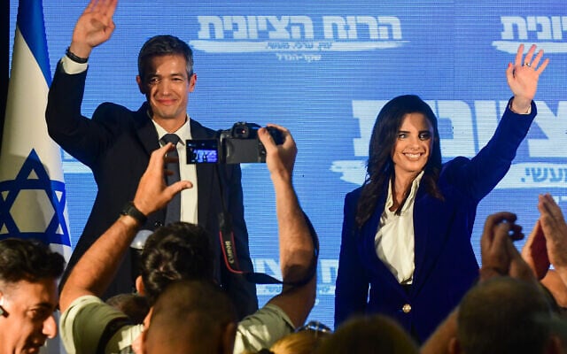 Ayelet Shaked tenant une conférence de presse avec Yoaz Hendel pour annoncer le lancement de leur parti Esprit sioniste, à Kfar Maccabiah, à Ramat Gan, le 27 juillet 2022. (Crédit : Avshalom Sassoni/Flash90) Ayelet Shaked tenant une conférence de presse avec Yoaz Hendel pour annoncer le lancement de leur parti Esprit sioniste, à Kfar Maccabiah, à Ramat Gan, le 27 juillet 2022. (Crédit : Avshalom Sassoni/Flash90)