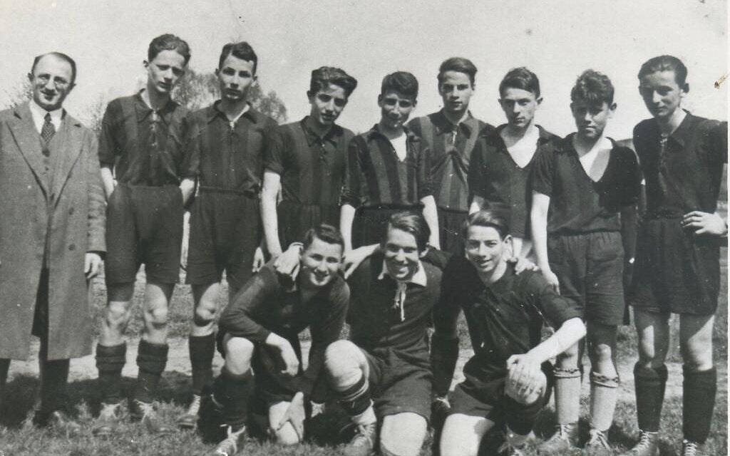 Une photographie non datée de Rolf Friedland, qui deviendra plus tard Ralph Freeman (rangée du haut, troisième à partir de la gauche), avec son équipe de football à Berlin. (Crédit : Autorisation) Une photographie non datée de Rolf Friedland, qui deviendra plus tard Ralph Freeman (rangée du haut, troisième à partir de la gauche), avec son équipe de football à Berlin. (Crédit : Autorisation)