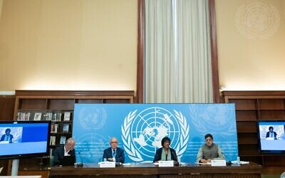 Navanethem Pillay (au centre à droite), présidente de la Commission d’enquête internationale indépendante de l’ONU sur le territoire palestinien occupé, y compris Jérusalem-Est, et Israël, informe les journalistes du premier rapport de la Commission. À droite, Miloon Kothari, et au centre gauche, Chris Sidoti. (Crédit : Jean Marc Ferré/ONU)
