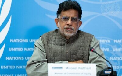 Miloon Kothari, membre de la Commission d'enquête internationale indépendante des Nations Unies sur les Territoires palestiniens, y compris Jérusalem-Est, et Israël, informant les journalistes du premier rapport de la commission, le 14 juin 2022. (Crédit : Jean Marc Ferré/ONU)