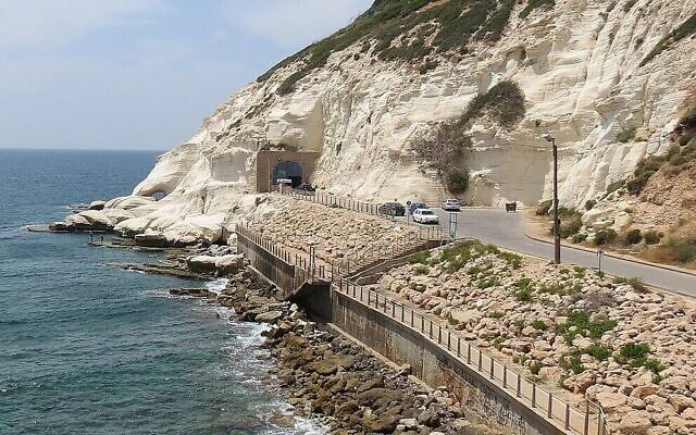 Le tunnel ferroviaire de Rosh Hanikra. (Crédit : Rimonah Traub, 2012, via Wikimedia Commons)