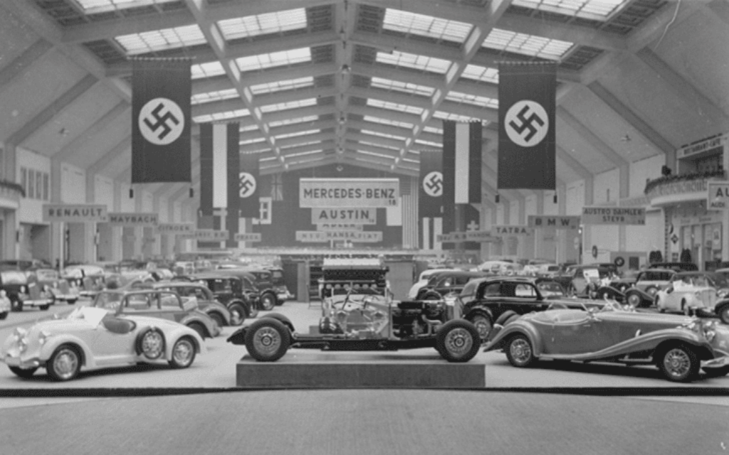 Le Salon de l'automobile à Berlin, en 1935. (Crédit : Domaine public)