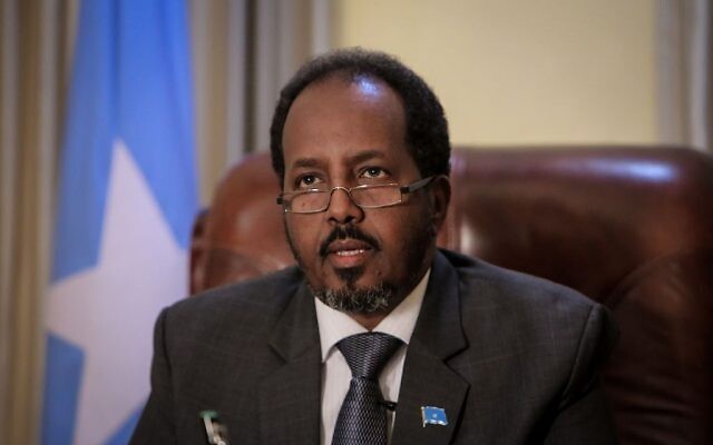 Le président somalien Hassan Sheik Mohamud, dans son bureau présidentiel à la Villa Somalia, à Mogadiscio, en 2016. (Crédit : IST de l'UA-ONU/Stuart Price/Wikipedia)