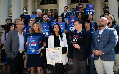 Inna Vernikov, membre du conseil municipal de New York, au centre, et des militants contre l'antisémitisme à l'hôtel de ville de New York, le 30 juin 2022. (Crédit: Luke Tress/Times of Israel)
