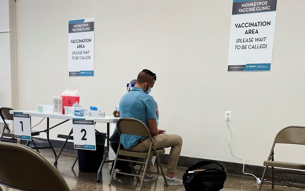 Un homme reçoit un vaccin Jynneos contre la variole du singe dans le cadre de la première campagne de vaccination organisée à Washington, le 28 juiin 2022. (Crédit : REUTERS/Gavino Garay) Un homme reçoit un vaccin Jynneos contre la variole du singe dans le cadre de la première campagne de vaccination organisée à Washington, le 28 juiin 2022. (Crédit : REUTERS/Gavino Garay)