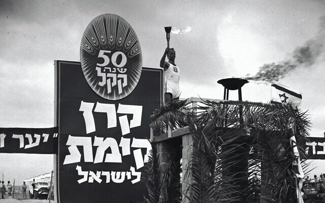 Allumage de la torche lors des 3e Maccabiades à Ramat Gan, en 1950. (Crédit : Izik Eiznshtark/KKL-JNF/Photo Archive via JTA) Allumage de la torche lors des 3e Maccabiades à Ramat Gan, en 1950. (Crédit : Izik Eiznshtark/KKL-JNF/Photo Archive via JTA)
