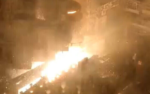 L’usine iranienne de Khuzestan Steel Co. après une défaillance de machinerie lourde et un incendie, à la suite de ce qui semble être une cyberattaque, 27 juin 2022. (Crédit : Capture d’écran Twitter) L’usine iranienne de Khuzestan Steel Co. après une défaillance de machinerie lourde et un incendie, à la suite de ce qui semble être une cyberattaque, 27 juin 2022. (Crédit : Capture d’écran Twitter)