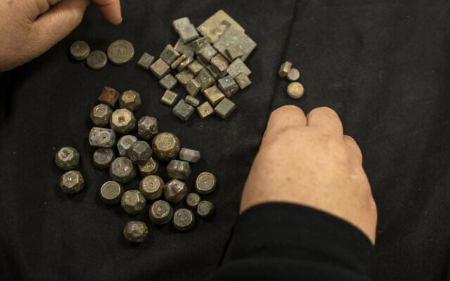 Poids anciens saisis lors de la perquisition d'une maison à Afula, le 7 juillet 2022. (Crédit : Yoli Schwartz/IAA)