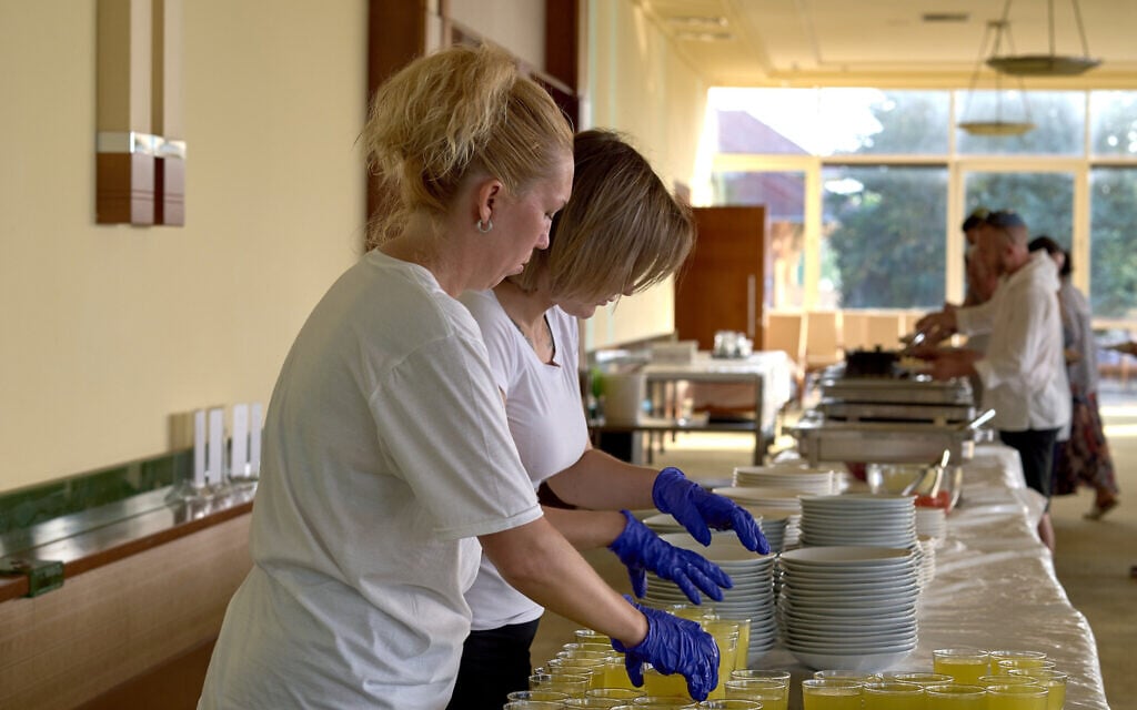 Des femmes préparent des repas casher dans un camp pour les réfugiés juifs ukrainiens à  Balatonőszöd, en Hongrie, au mois de juin 2022. (Autorisation : EMIH)