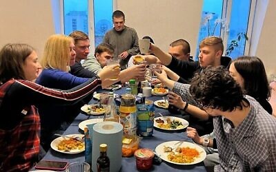 Dîner de shabbat à la Maison de Moïse de Kiev, qui abrite des personnes déplacées pendant la guerre. (Crédit : Maison de Moïse de Kiev/via la JTA)