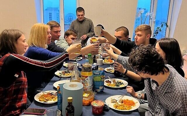 Dîner de shabbat à la Maison de Moïse de Kiev, qui abrite des personnes déplacées pendant la guerre. (Crédit : Maison de Moïse de Kiev/via la JTA) Dîner de shabbat à la Maison de Moïse de Kiev, qui abrite des personnes déplacées pendant la guerre. (Crédit : Maison de Moïse de Kiev/via la JTA)