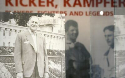 Une photo de Kurt Landauer est présentée dans le cadre d’une exposition intitulée « Joueurs, Combattants et Légendes - les Juifs dans le football et au Bayern Munich » au musée du FC Bayern Erlebniswelt en 2015. (Crédit : Christof Stache/AFP via Getty Images/via JTA)