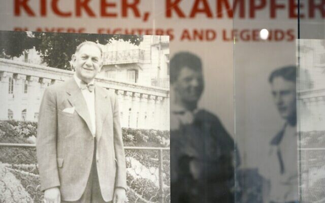 Une photo de Kurt Landauer est présentée dans le cadre d’une exposition intitulée « Joueurs, Combattants et Légendes - les Juifs dans le football et au Bayern Munich » au musée du FC Bayern Erlebniswelt en 2015. (Crédit : Christof Stache/AFP via Getty Images/via JTA)
