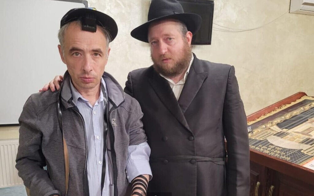 Le rabbin Shaul Horowitz, à droite, rencontre un réfué juif lors d'un office dans la synagogue de Vinnytsia, en Ukraine, au mois de juin 2022. (Autorisation : Shaul Horowitz/ via JTA) Le rabbin Shaul Horowitz, à droite, rencontre un réfué juif lors d'un office dans la synagogue de Vinnytsia, en Ukraine, au mois de juin 2022. (Autorisation : Shaul Horowitz/ via JTA)