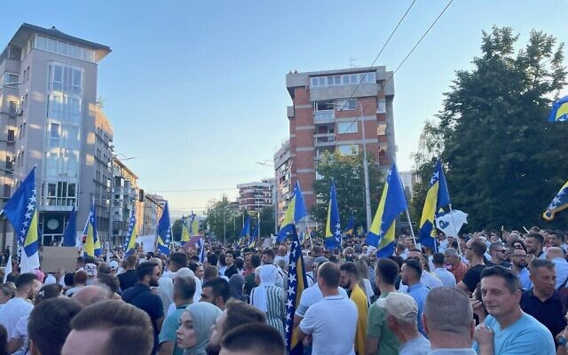 Des manifestants sont rassemblés devant le Bureau du Haut Représentant de Bosnie-Herzégovine, à Sarajevo, le 25 juillet 2022. (Crédit : David I. Klein / JTA)