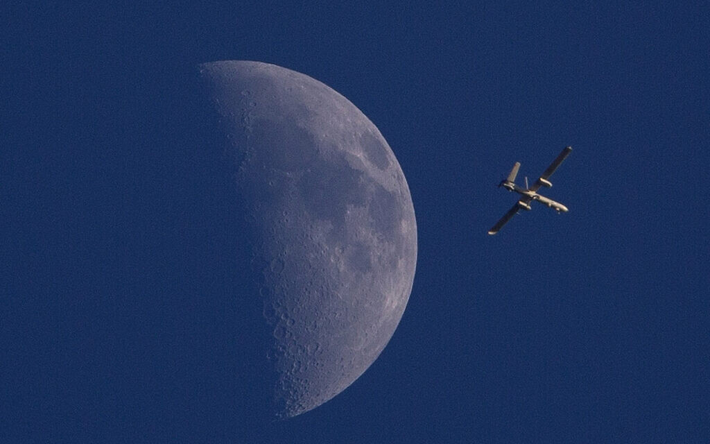 Un drone armé israélien au-dessus de Gaza City, le 3 août 2014. (Crédit : AP Photo/Dusan Vranic)