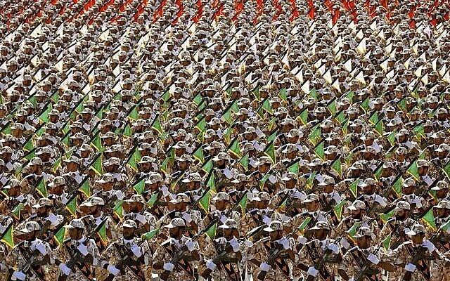 Défilé des membres des Gardiens de la révolution iraniens lors d'une parade militaire annuelle au mausolée de l'ayatollah Khomeini, à l'extérieur de Téhéran, en Iran le 22 septembre 2014 (Crédit : Ebrahim Noroozi/AP) Défilé des membres des Gardiens de la révolution iraniens lors d'une parade militaire annuelle au mausolée de l'ayatollah Khomeini, à l'extérieur de Téhéran, en Iran le 22 septembre 2014 (Crédit : Ebrahim Noroozi/AP)