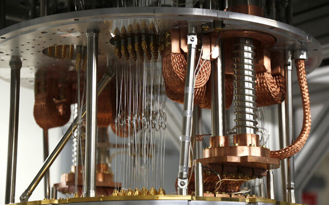 Les composants électroniques utilisés dans un ordinateur quantique dans le laboratoire d'informatique quantique du centre de recherche IBM Thomas J. Watson à Yorktown Heights, à New Yor,, le 27 février 2018. (Crédit : AP/Seth Wenig) Les composants électroniques utilisés dans un ordinateur quantique dans le laboratoire d'informatique quantique du centre de recherche IBM Thomas J. Watson à Yorktown Heights, à New Yor,, le 27 février 2018. (Crédit : AP/Seth Wenig)