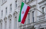 Le drapeau national de l'Iran à l'ambassade de la république islamique à Londres, au mois de février 2014. (Crédit :AP Photo/ Alastair Grant/ File)