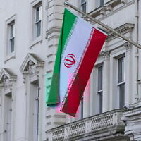 Le drapeau national de l'Iran à l'ambassade de la république islamique à Londres, au mois de février 2014. (Crédit :AP Photo/ Alastair Grant/ File)