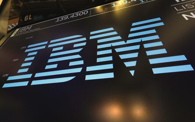 Le logo d'IBM à la bourse de New York, le 18 mars 2019. (Crédit : AP/Richard Drew/Dossier)