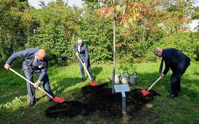 Illustration : De gauche à droite : le ministre français des Affaires étrangères Jean-Yves Le Drian, le ministre allemand des Affaires étrangères Heiko Maas et le ministre polonais des Affaires étrangères Zbigniew Rau plantent un arbre en mémoire des victimes des marches de la mort vers le camp de concentration nazi de Buchenwald près de Weimar, en Allemagne, le 10 septembre 2021. (Crédit : Jens Schlueter/Pool Photo via AP) Illustration : De gauche à droite : le ministre français des Affaires étrangères Jean-Yves Le Drian, le ministre allemand des Affaires étrangères Heiko Maas et le ministre polonais des Affaires étrangères Zbigniew Rau plantent un arbre en mémoire des victimes des marches de la mort vers le camp de concentration nazi de Buchenwald près de Weimar, en Allemagne, le 10 septembre 2021. (Crédit : Jens Schlueter/Pool Photo via AP)