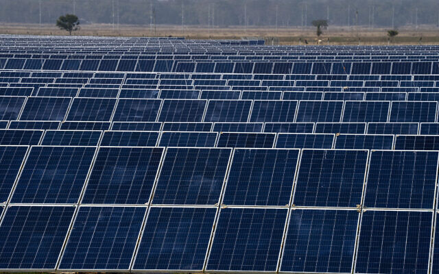 Une usine d'énergie solaire dans le village de Mikir Bamuni, dans le district de Nagaon, dans l'état d'Assam en Inde, le 18 février 2022. (Crédit :  AP Photo/Anupam Nath)