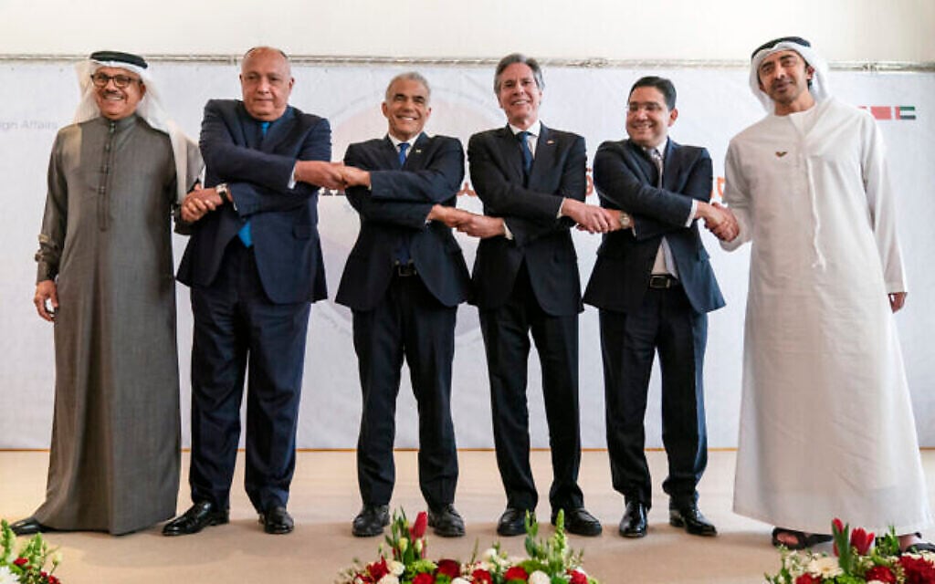 À l'issue de leurs discussions au Forum du Néguev, le ministre des Affaires étrangères du Bahreïn, Abdullatif bin Rashid al-Zayani, à gauche, le ministre égyptien des Affaires étrangères, Sameh Shoukry, le ministre israélien des Affaires étrangères, Yair Lapid, le secrétaire d'État américain, Antony Blinken, le ministre marocain des Affaires étrangères, Nasser Bourita, et le ministre des Affaires étrangères des Émirats arabes unis, le Cheikh Abdullah ben Zayed al-Nahyan, à Sde Boker, en Israël, le 28 mars 2022. (Crédit : AP Photo/Jacquelyn Martin/Pool) À l'issue de leurs discussions au Forum du Néguev, le ministre des Affaires étrangères du Bahreïn, Abdullatif bin Rashid al-Zayani, à gauche, le ministre égyptien des Affaires étrangères, Sameh Shoukry, le ministre israélien des Affaires étrangères, Yair Lapid, le secrétaire d'État américain, Antony Blinken, le ministre marocain des Affaires étrangères, Nasser Bourita, et le ministre des Affaires étrangères des Émirats arabes unis, le Cheikh Abdullah ben Zayed al-Nahyan, à Sde Boker, en Israël, le 28 mars 2022. (Crédit : AP Photo/Jacquelyn Martin/Pool)