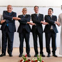 À l'issue de leurs discussions au Forum du Néguev, le ministre des Affaires étrangères du Bahreïn, Abdullatif bin Rashid al-Zayani, à gauche, le ministre égyptien des Affaires étrangères, Sameh Shoukry, le ministre israélien des Affaires étrangères, Yair Lapid, le secrétaire d'État américain, Antony Blinken, le ministre marocain des Affaires étrangères, Nasser Bourita, et le ministre des Affaires étrangères des Émirats arabes unis, le Cheikh Abdullah ben Zayed al-Nahyan, à Sde Boker, en Israël, le 28 mars 2022. (Crédit : AP Photo/Jacquelyn Martin/Pool)