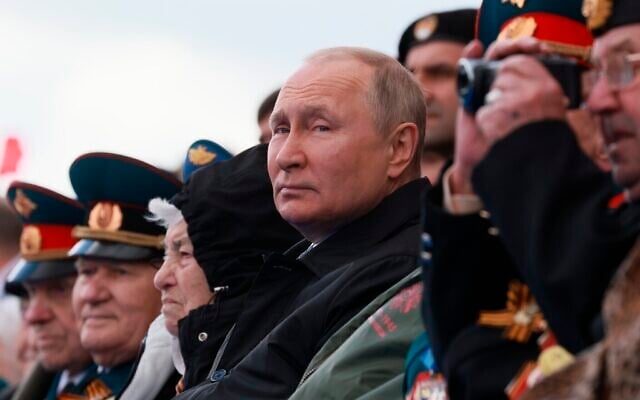 Le président russe Vladimir Poutine pendant le défilé militaire du Jour de la Victoire marquant le 77e anniversaire de la fin de la Seconde Guerre mondiale, à Moscou, en Russie, le 9 mai 2022. (Crédit : Mikhail Metzel/Sputnik, Kremlin Pool Photo via AP) Le président russe Vladimir Poutine pendant le défilé militaire du Jour de la Victoire marquant le 77e anniversaire de la fin de la Seconde Guerre mondiale, à Moscou, en Russie, le 9 mai 2022. (Crédit : Mikhail Metzel/Sputnik, Kremlin Pool Photo via AP)