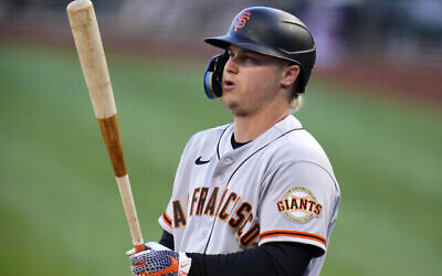 Joc Pederson, des Giants de San Francisco, récupère entre deux lancers lors de la première manche d’un match de baseball contre les Pirates de Pittsburgh à Pittsburgh, le vendredi 17 juin 2022. (Crédit : AP/Gene J. Puskar)