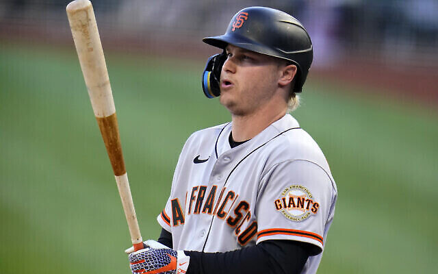 Joc Pederson, des Giants de San Francisco, récupère entre deux lancers lors de la première manche d’un match de baseball contre les Pirates de Pittsburgh à Pittsburgh, le vendredi 17 juin 2022. (Crédit : AP/Gene J. Puskar)