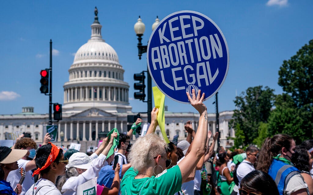 Des militants du droit à l’avortement manifestent contre la décision de la Cour suprême des États-Unis de revenir sur la jurisprudence Roe c. Wade, qui a établi un droit constitutionnel à l’avortement, au Capitole de Washington, le 30 juin 2022. (Crédit : AP Photo/J. Scott Applewhite) Des militants du droit à l’avortement manifestent contre la décision de la Cour suprême des États-Unis de revenir sur la jurisprudence Roe c. Wade, qui a établi un droit constitutionnel à l’avortement, au Capitole de Washington, le 30 juin 2022. (Crédit : AP Photo/J. Scott Applewhite)