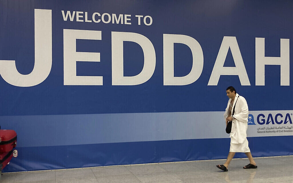 Un pélerin musulman passe devant une bannière d’accueil, à son arrivée à l’aéroport international King Abdulaziz à Djeddah, en Arabie Saoudite, le 1er juillet 2022. (Crédit : AP Photo/Amr Nabil) Un pélerin musulman passe devant une bannière d’accueil, à son arrivée à l’aéroport international King Abdulaziz à Djeddah, en Arabie Saoudite, le 1er juillet 2022. (Crédit : AP Photo/Amr Nabil)