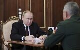 Le président russe Vladimir Poutine écoute le rapport du ministre russe de la Défense Sergei Shoigu lors de leur rencontre au Kremlin à Moscou, en Russie, le 4 juillet 2022. (Crédit : Mikhail Klimentyev, Sputnik, Kremlin Pool Photo via AP)