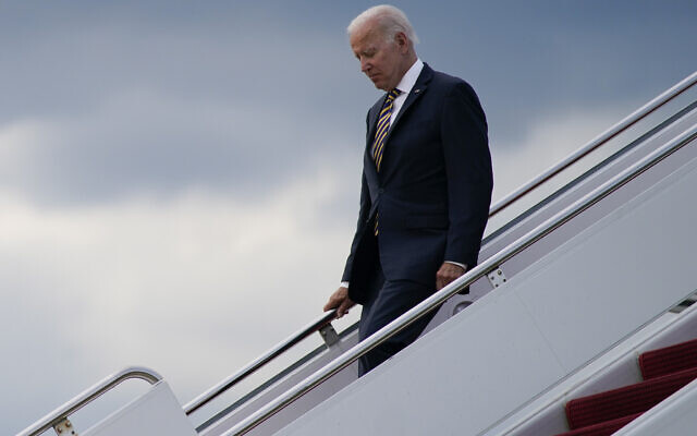 Le président Joe Biden arrive sur la base aérienne Andrews après un voyage à Cleveland, le 6 juillet 2022. (Crédit : AP Photo/Evan Vucci, File) Le président Joe Biden arrive sur la base aérienne Andrews après un voyage à Cleveland, le 6 juillet 2022. (Crédit : AP Photo/Evan Vucci, File)