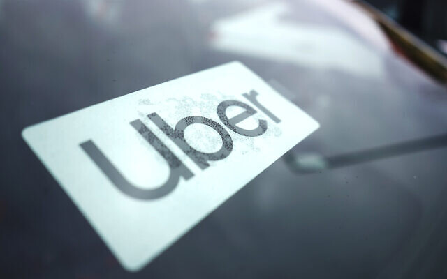 Un panneau Uber est affiché à l'intérieur d'une voiture à Palatine, Illinois, le 10 février 2022. (Crédit : AP/Nam Y. Huh) Un panneau Uber est affiché à l'intérieur d'une voiture à Palatine, Illinois, le 10 février 2022. (Crédit : AP/Nam Y. Huh)