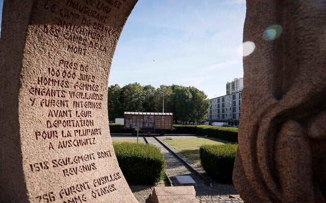 Un mémorial près d'un wagon de train symbolisant le camp de Drancy, au mémorial de la Shoah, à Drancy, en région parisienne, le 12 juillet 2022. (Crédit : Thomas Padilla/AP Photo) Un mémorial près d'un wagon de train symbolisant le camp de Drancy, au mémorial de la Shoah, à Drancy, en région parisienne, le 12 juillet 2022. (Crédit : Thomas Padilla/AP Photo)