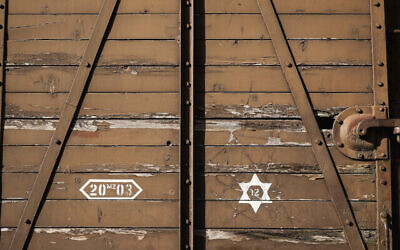 Un wagon de train symbolisant le camp de Drancy, au mémorial de la Shoah, à Drancy, en région parisienne, le 12 juillet 2022. (Crédit : Thomas Padilla/AP Photo)