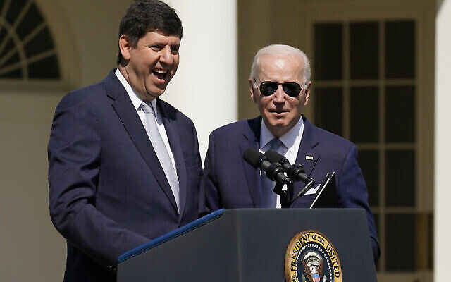 Le président Joe Biden, à droite, aux côtés de son candidat à la direction du Bureau de l’alcool, du tabac, des armes à feu et des explosifs (ATF), Steve Dettelbach, qui s'exprime lors d’un événement à la Roseraie de la Maison-Blanche, à Washington, le 11 avril 2022. (Crédit : AP/Carolyn Kaster) Le président Joe Biden, à droite, aux côtés de son candidat à la direction du Bureau de l’alcool, du tabac, des armes à feu et des explosifs (ATF), Steve Dettelbach, qui s'exprime lors d’un événement à la Roseraie de la Maison-Blanche, à Washington, le 11 avril 2022. (Crédit : AP/Carolyn Kaster)
