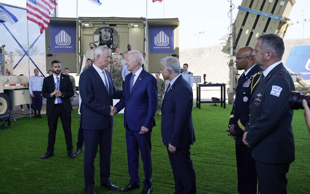Le président américain Joe Biden parle au ministre de la Défense Benny Gantz et au Premier ministre Yair Lapid à une exposition des systèmes de défenses israéliens, le 13 juillet 2022. (Crédit : AP Photo/Evan Vucci) Le président américain Joe Biden parle au ministre de la Défense Benny Gantz et au Premier ministre Yair Lapid à une exposition des systèmes de défenses israéliens, le 13 juillet 2022. (Crédit : AP Photo/Evan Vucci)