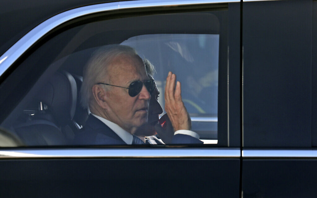 Le président américain Joe Biden quitte l'aéroport Ben Gurion en direction de Jérusalem, le 13 juillet 2022. (Crédit : Gil Cohen-Magen/Pool via AP)