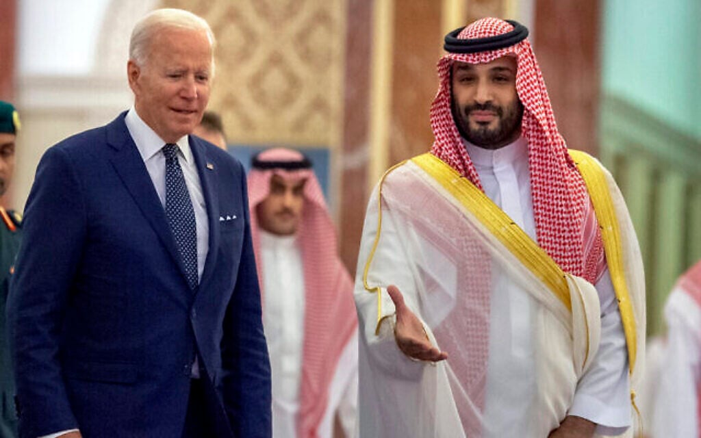Le prince héritier saoudien Mohammed ben Salmane accueillant le président américain, Joe Biden à son arrivée au palais Al-Salam, à Jeddah, en Arabie saoudite, le 15 juillet 2022. (Crédit : Bandar Aljaloud/Palais royal saoudien via AP) Le prince héritier saoudien Mohammed ben Salmane accueillant le président américain, Joe Biden à son arrivée au palais Al-Salam, à Jeddah, en Arabie saoudite, le 15 juillet 2022. (Crédit : Bandar Aljaloud/Palais royal saoudien via AP)