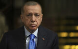 Le président turc Recep Tayyip Erdogan écoutant son homologue iranien Ebrahim Raisi lors d'une conférence de presse conjointe au palais de Saadabad, à Téhéran, en Iran, le 19 juillet 2022. (Crédit : AP Photo/Vahid Salemi)